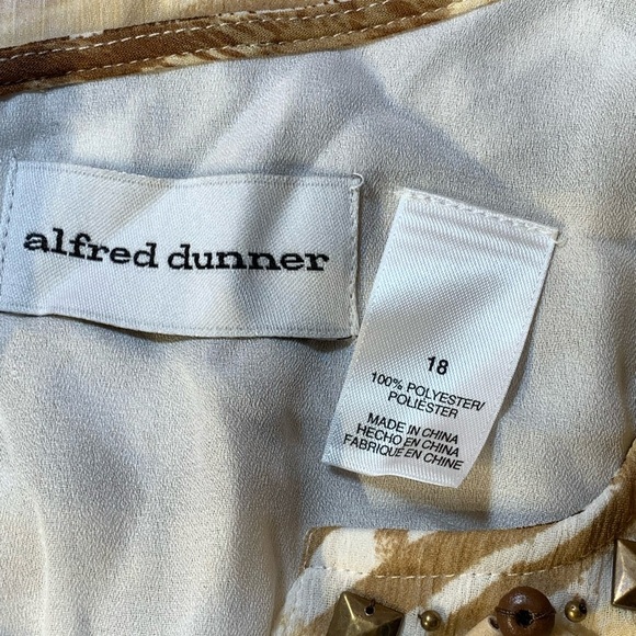 Alfred Dunner women’s size 18 vneck top w/ embellished neckline & button sleeves - Picture 6 of 11